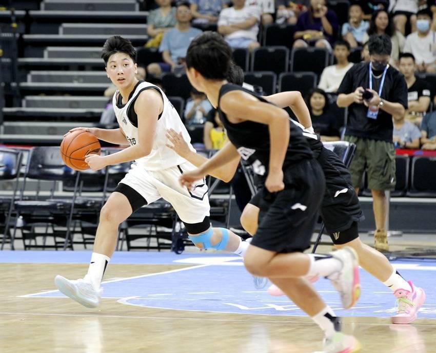 篮球-长春市第一〇八学校女子篮球队勇夺中国初中篮球联赛冠军