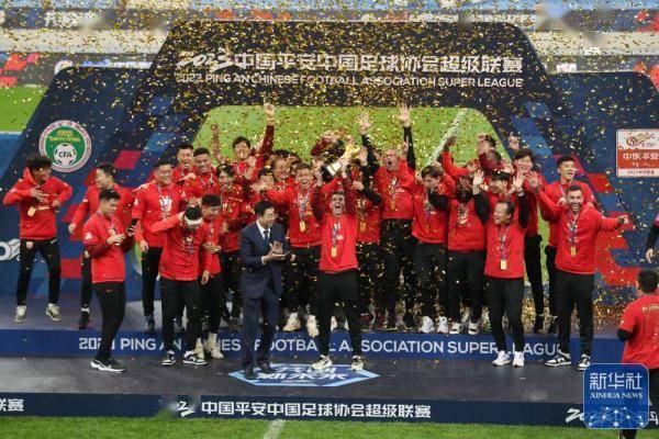 中超-中超｜上海海港队获颁冠军奖杯