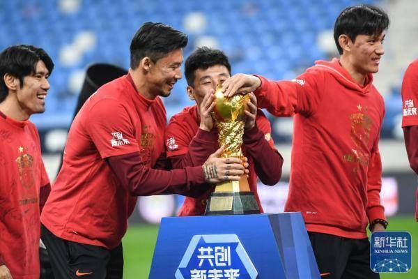 中超-中超｜上海海港队获颁冠军奖杯